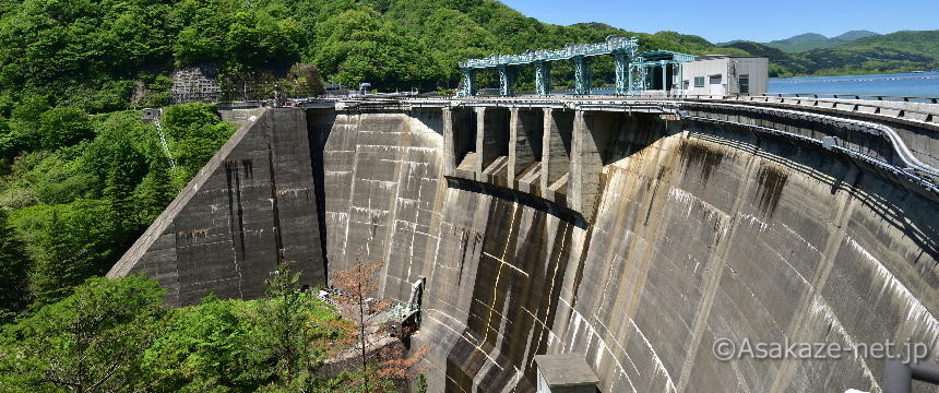 左岸から見た堤体