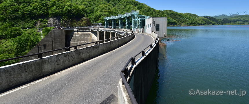 左岸から見た堤頂部