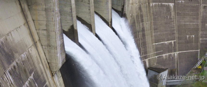 洪水吐からの放水