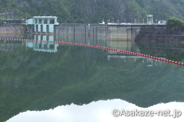 ダム湖右岸側から見た大倉ダム