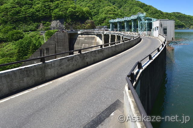 左岸から見たアーチの堤頂部