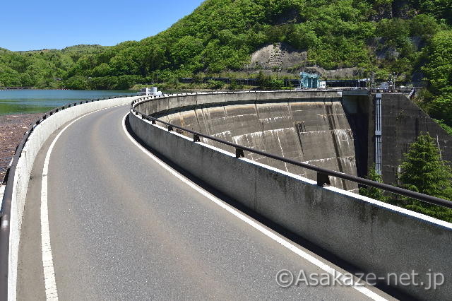 右岸から見たアーチの堤頂部