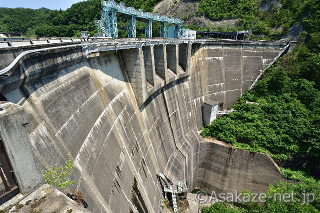 中央部から見たダム左岸側